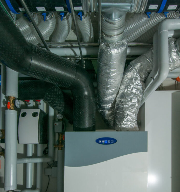Pluggit LÅftungsanlage mit LÅftungsgerÑt Avent AP310 im Hauswirtschaftsraum Pluggit LÅftungsanlage mit LÅftungsgerÑt Avent AP310 im Hauswirtschaftsraum